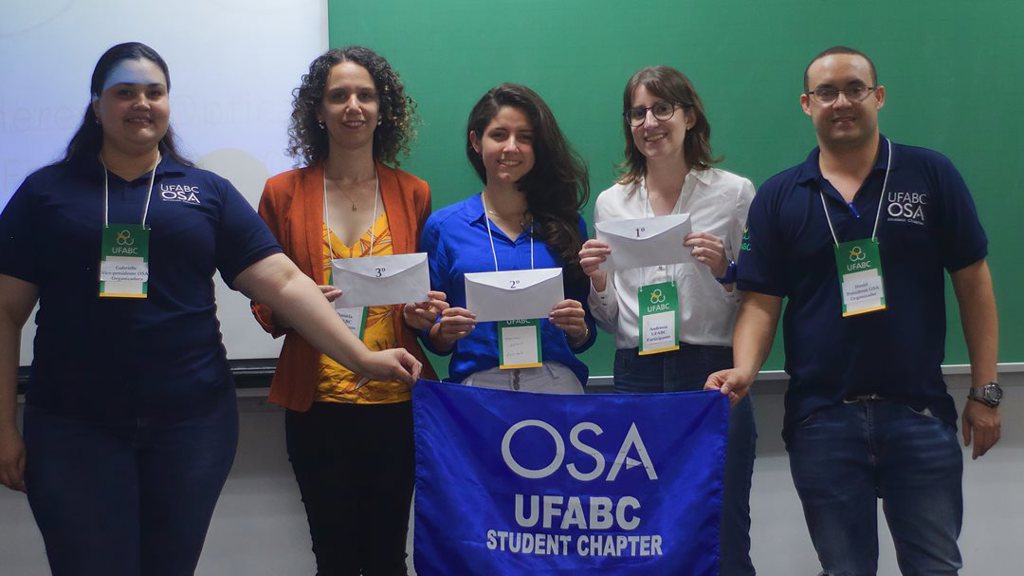 Members of the OSA UFABC Student Chapter with the competition winners.